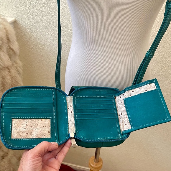Vintage Teal Embossed Leather Crossbody Purse w/Adjustable Shoulder Strap - Picture 5 of 9